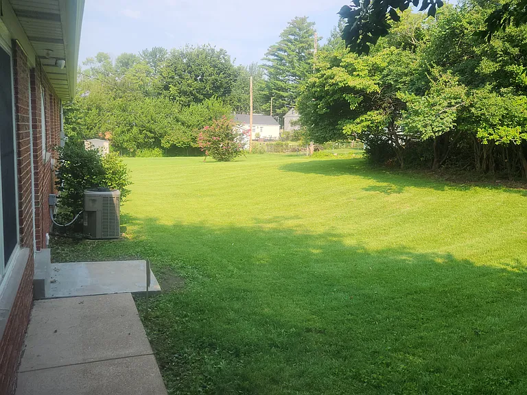 Knollshire Dr — Photo 3