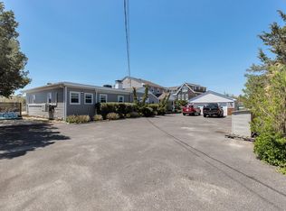 16 E Tiana Rd, Hampton Bays, NY 11946