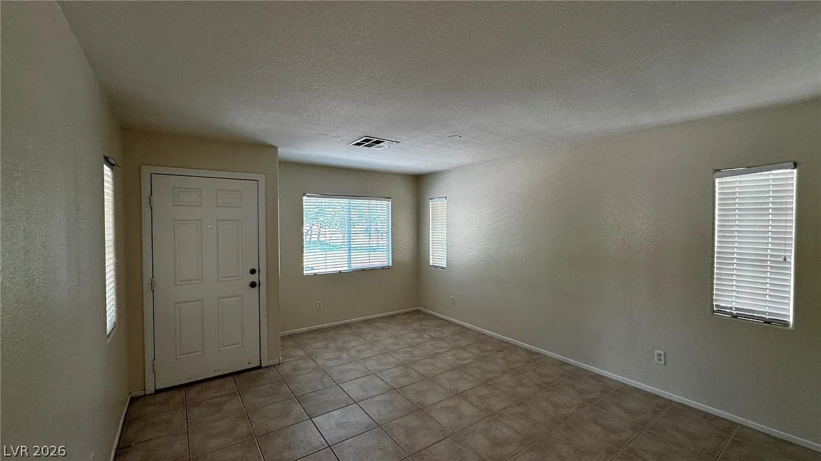 2 bed, 2.5 bath, 1435 sqft, $1,698 — Photo 2