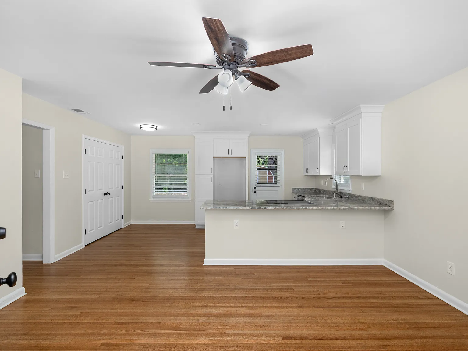 3 bed, 977 sqft, $1,575 — Photo 1
