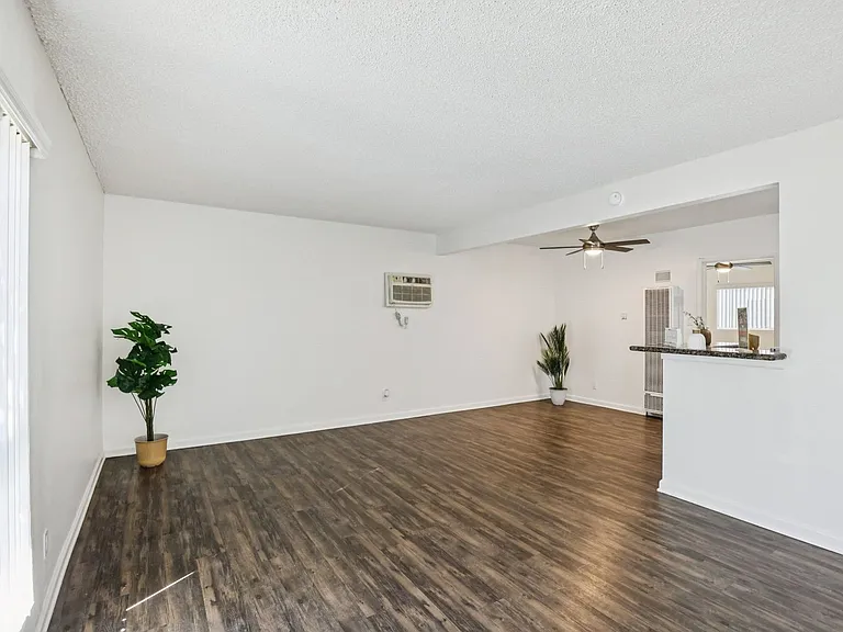 Anaheim Place — Photo 4