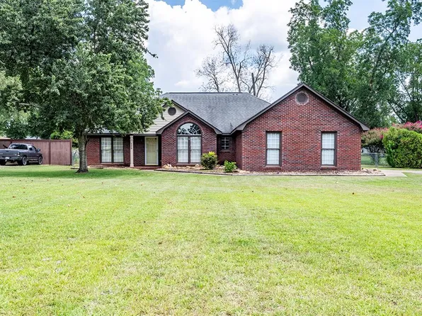 129 Winchester Dr, Leesburg, GA 31763