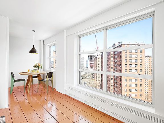 4th image of 80 La Salle St APT 17C