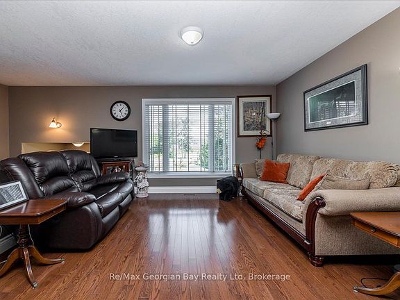 4th image of 110 Maskinonge Rd