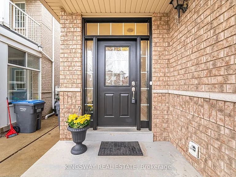 803 Khan Cres — Photo 5