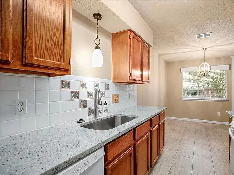 2704 Crownspoint Dr — Photo 2