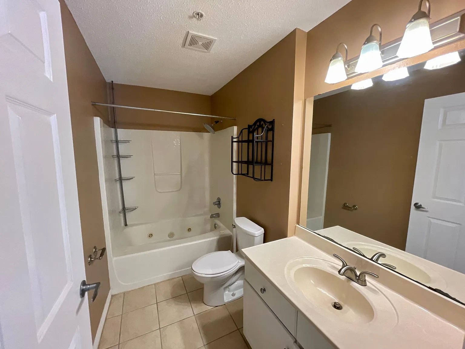 2 bed, 1400 sqft, $1,900 — Photo 4