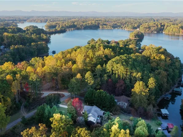 1921 Hampton Shores Dr, Seneca, SC 29672