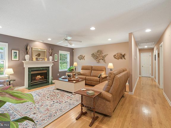 4th image of 15 Essex Ct