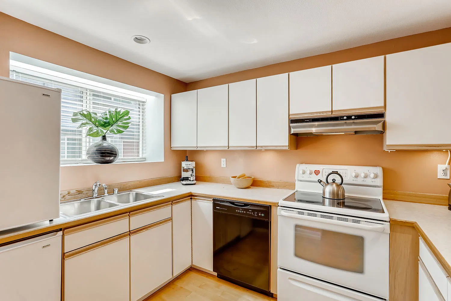 2 bed, 1.5 bath, 975 sqft, $2,700 — Photo 3