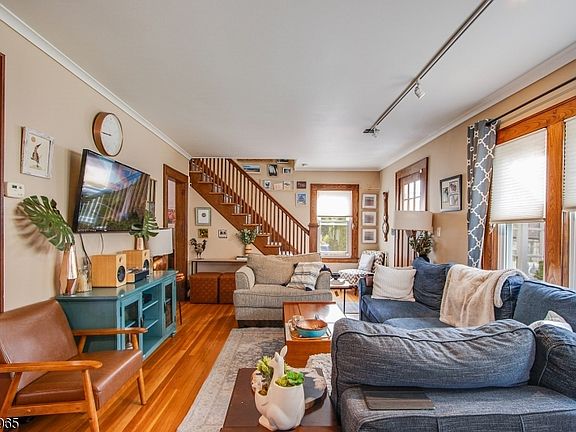 4th image of 110 Lyons Pl
