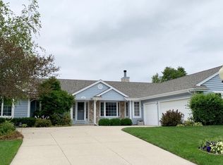 1532 Mackenzie Ln, Oconomowoc, WI 53066