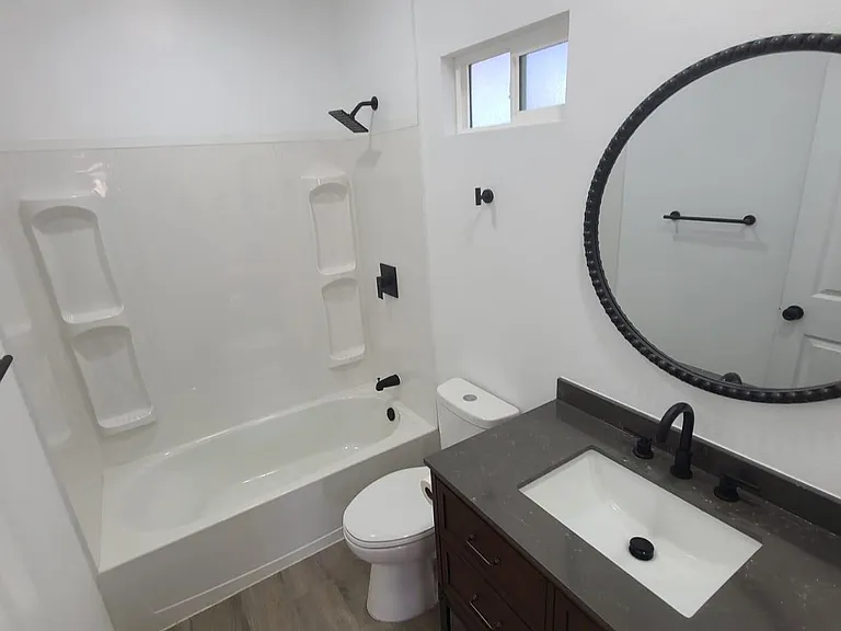 427 E Moss St #1 — Photo 9