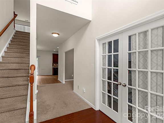 5th image of 718 Rocky Grove Gln