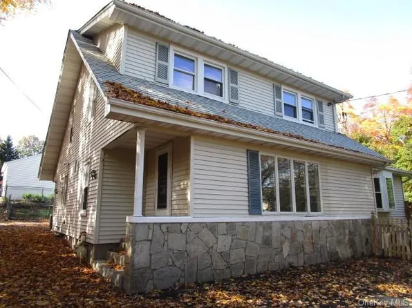 45 Cragmere Rd, Airmont, NY 10901