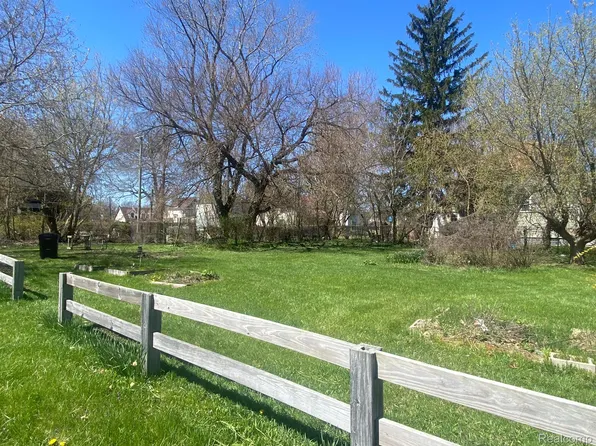 2409 Seyburn St, Detroit, MI 48214