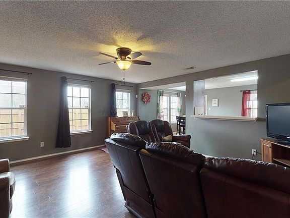 4th image of 2427 Poinciana Pl