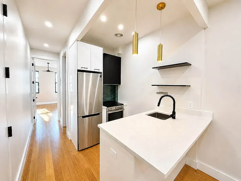 240 Montrose Ave #1R — Photo 1