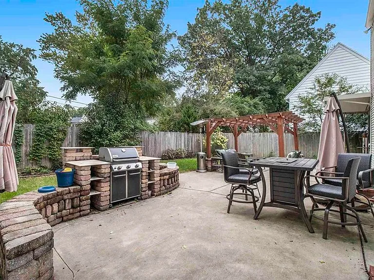 322 S Twyckenham Dr — Photo 3