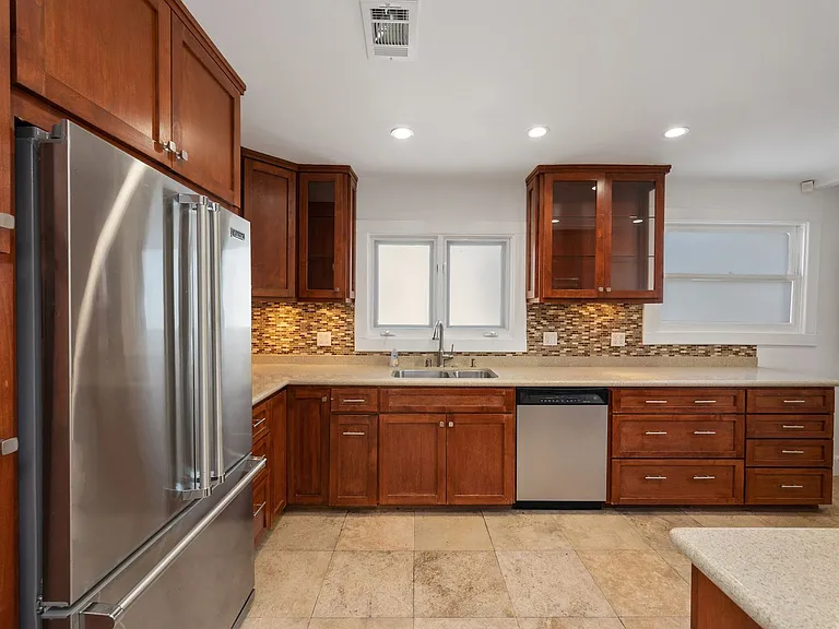 7715 Lexington Ave — Photo 11