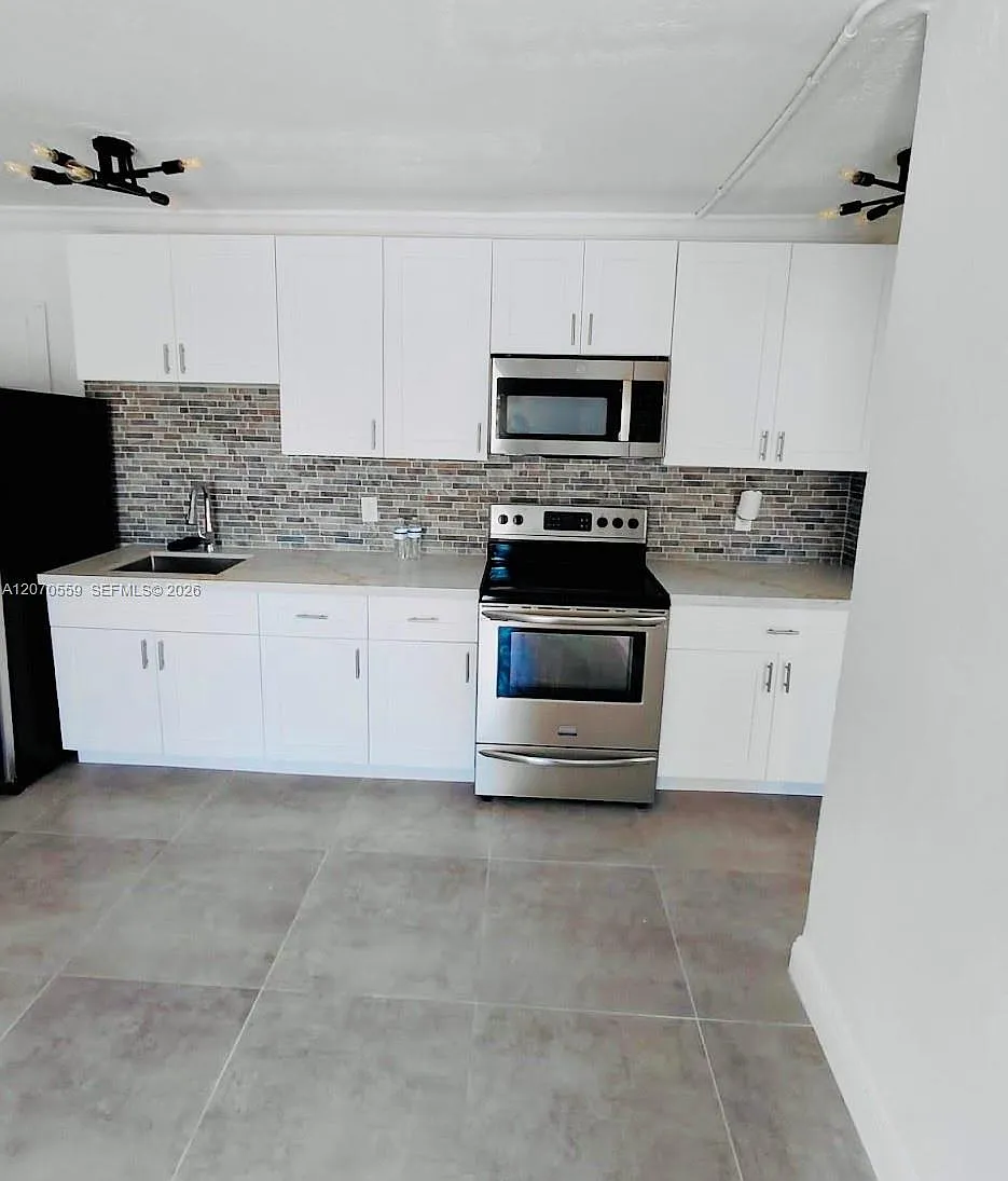2 bed, 1.0 bath, 576 sqft, $1,700 — Photo 3