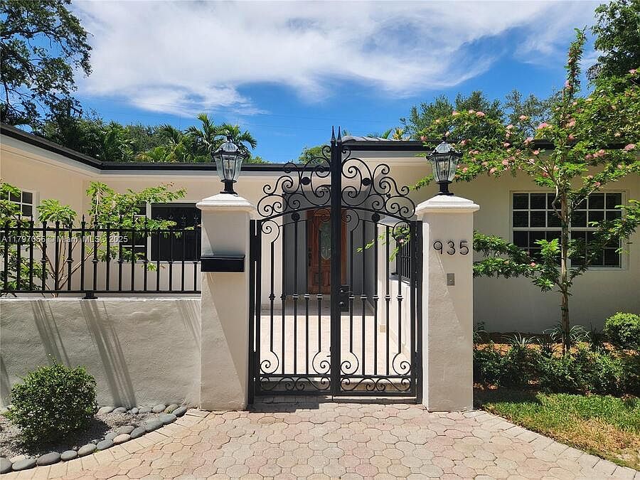 1st image of 935 Alfonso Ave