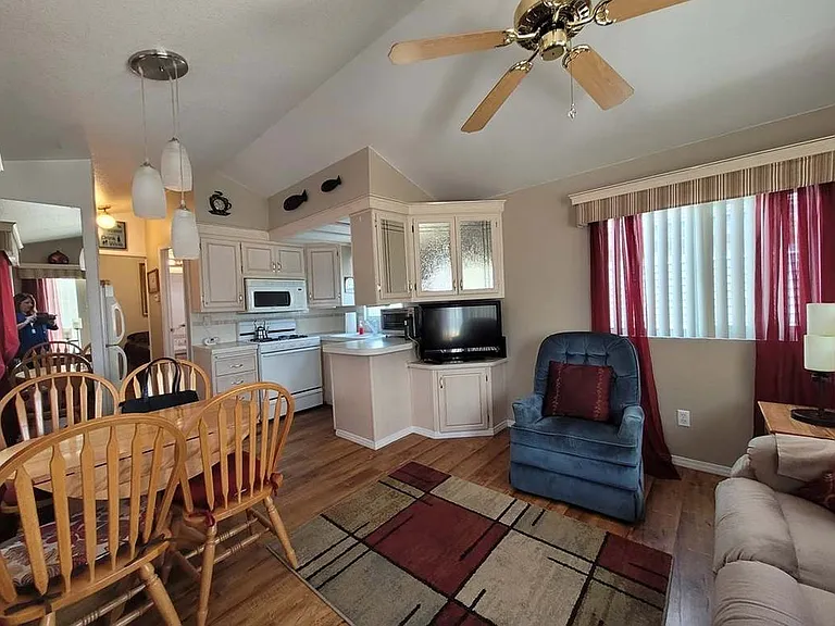 1295 S Cawston Ave #305 — Photo 5