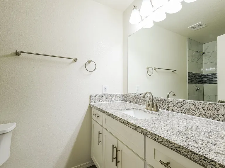 2409 S 83rd Dr — Photo 15