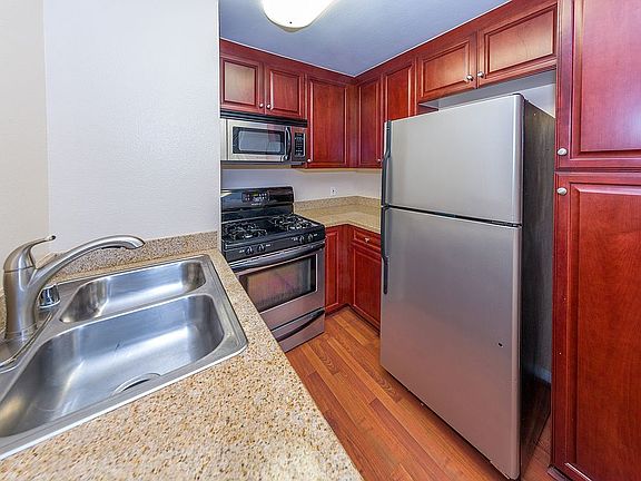 5th image of 5530 Owensmouth Ave APT 309