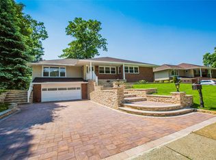 31 Edgemere Dr, Albertson, NY 11507