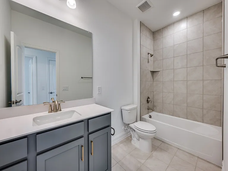 Spacious Full Bath