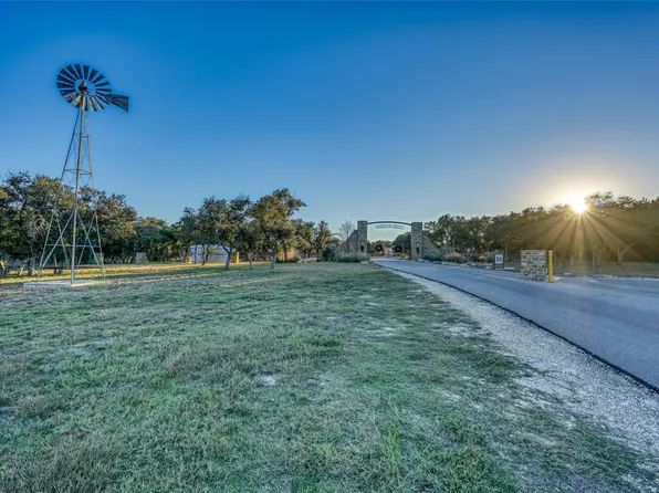 137 Falling Oak Dr, Blanco, TX 78606