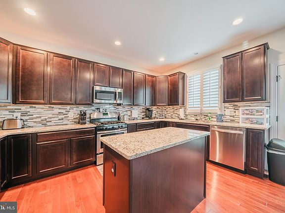 4th image of 119 Fairfax St