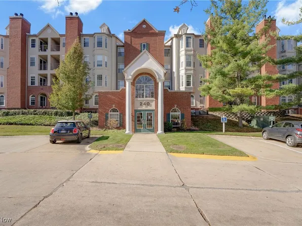 240 Fox Hollow Dr, Cleveland, OH 44124