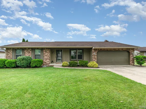 3614 Canyon Dr, Saginaw, MI 48603