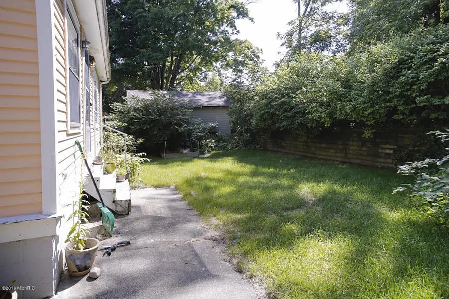2 bed, 700 sqft, $985 — Photo 3