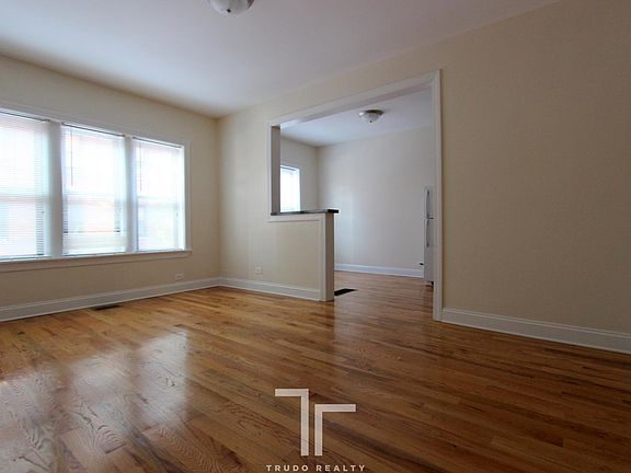 3rd image of 624 W Cornelia Ave APT 2N