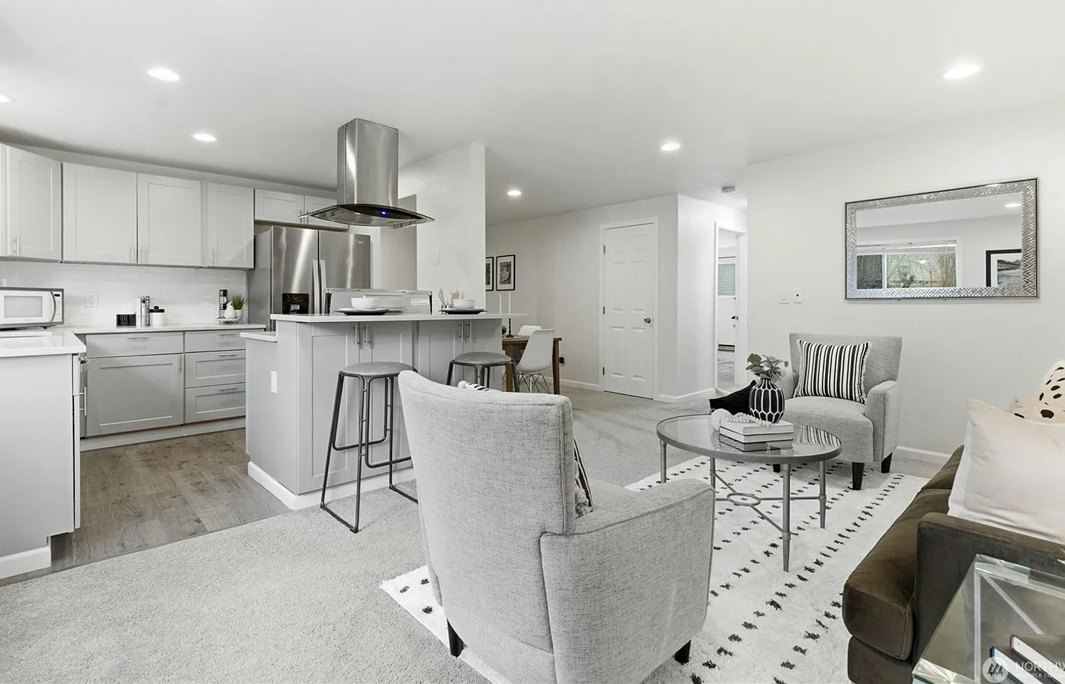 2Bd/1.25Ba Edmonds Condo — Photo 3