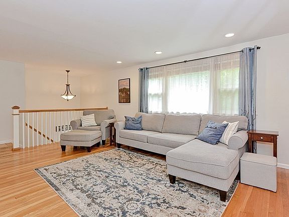 5th image of 25 Blackberry Ln