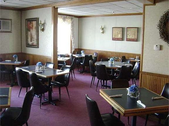 5th image of 139 W Main St