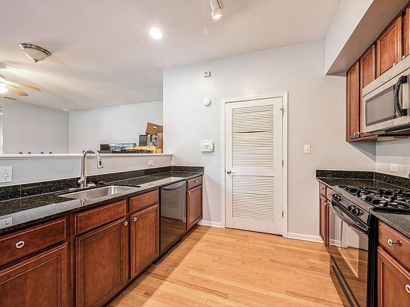 5th image of 2030 W Warren Blvd #1