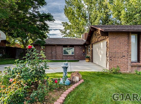 3rd image of 2421 Applewood Pl