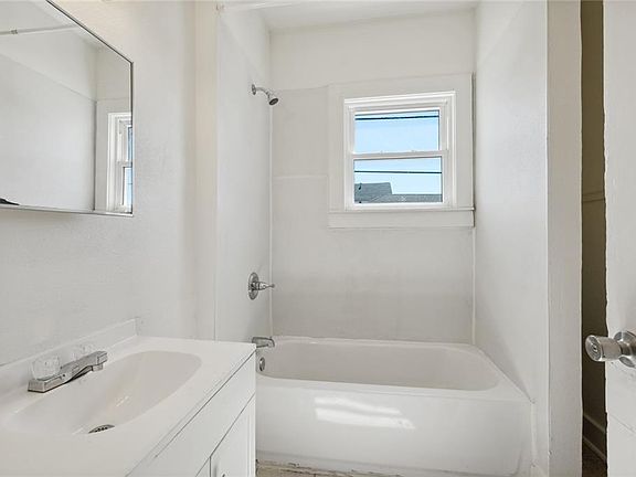 5th image of 2101-2103 Allen St