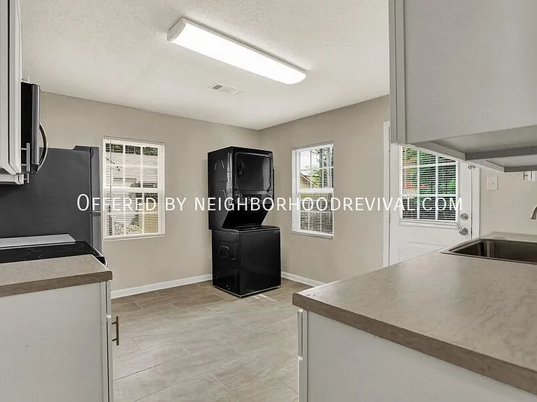 948 E Kelley Cir — Photo 17