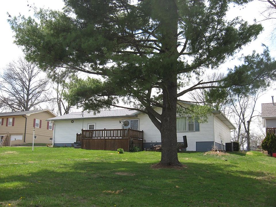 2nd image of 105 W Circle Dr