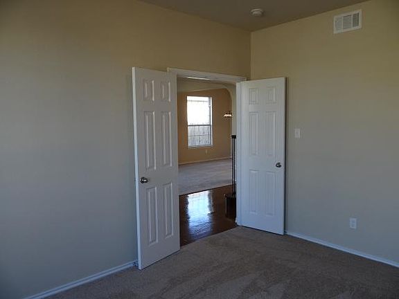 5th image of 718 Oak Creek Dr