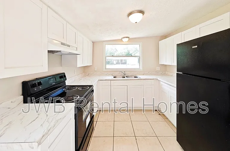 7549 Sharbeth Dr S — Photo 2