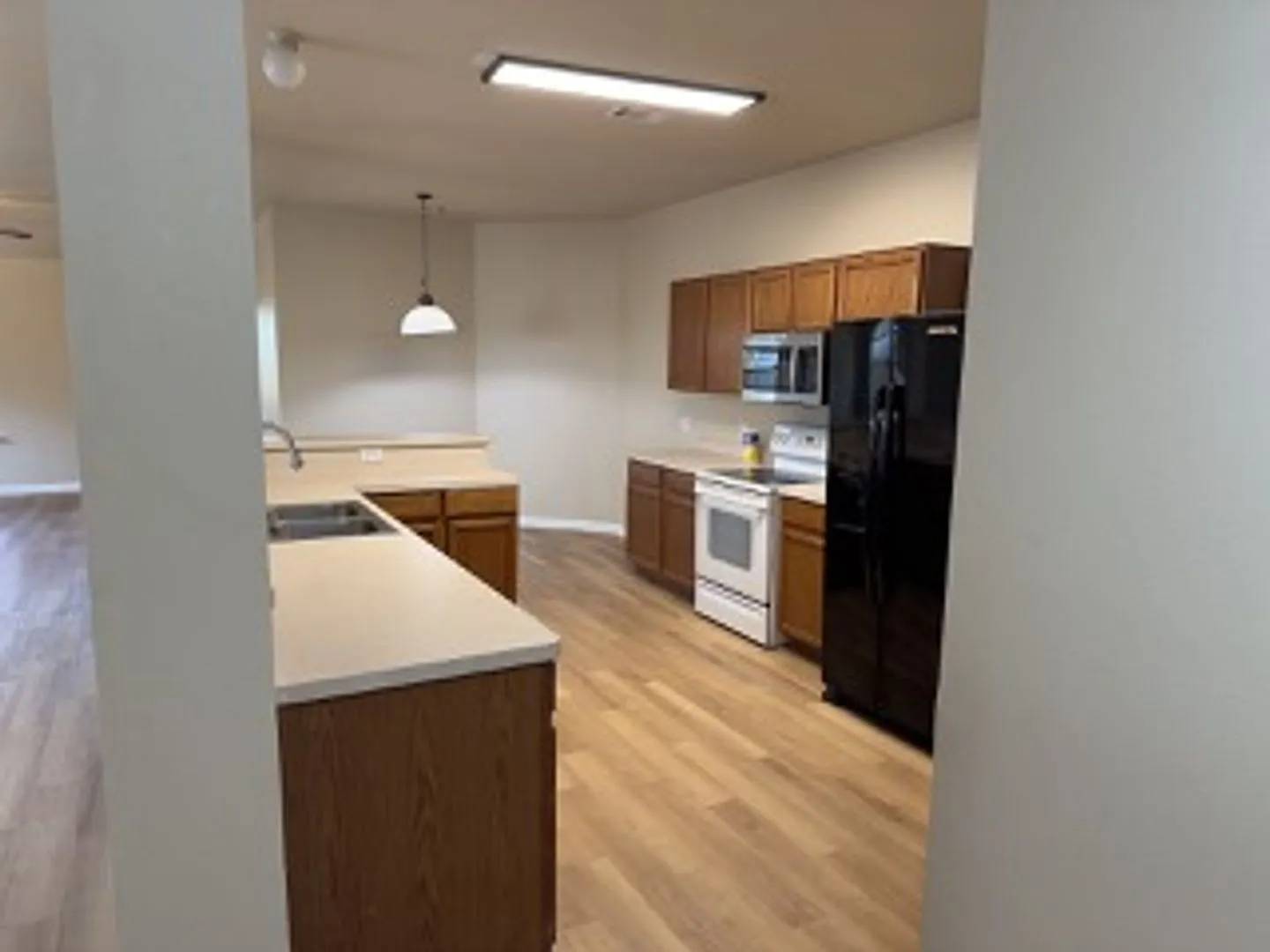 Charming 3 bedroom - Available now!! — Photo 2