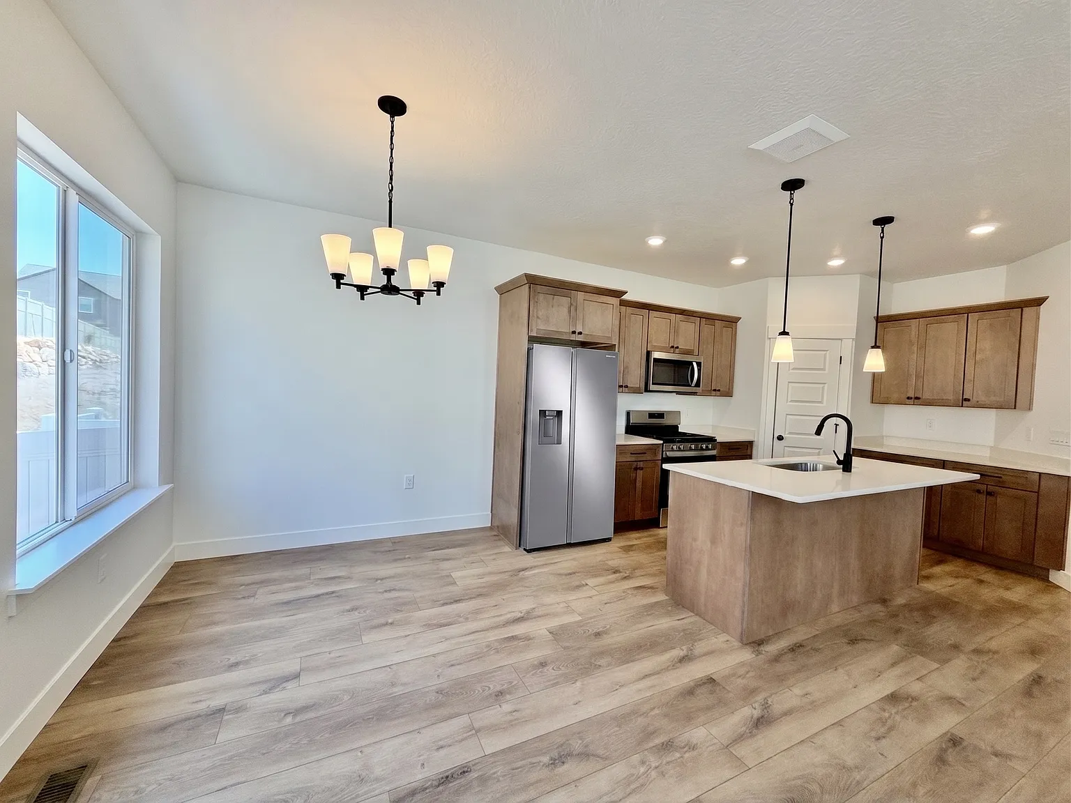 4 bed, 3.5 bath, 2321 sqft, $2,500 — Photo 3