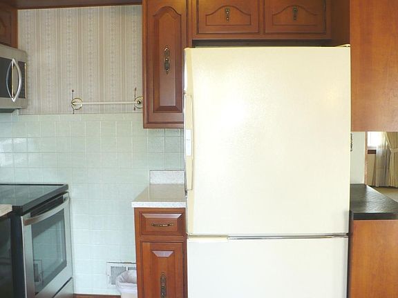 5th image of 2431 W Warnimont Ave
